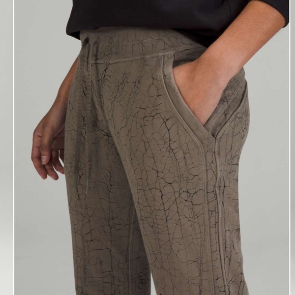 Lululemon Warm Down Jogger *7/8 Length
Thread Dye Rover Black 6 - Picture 2 of 11